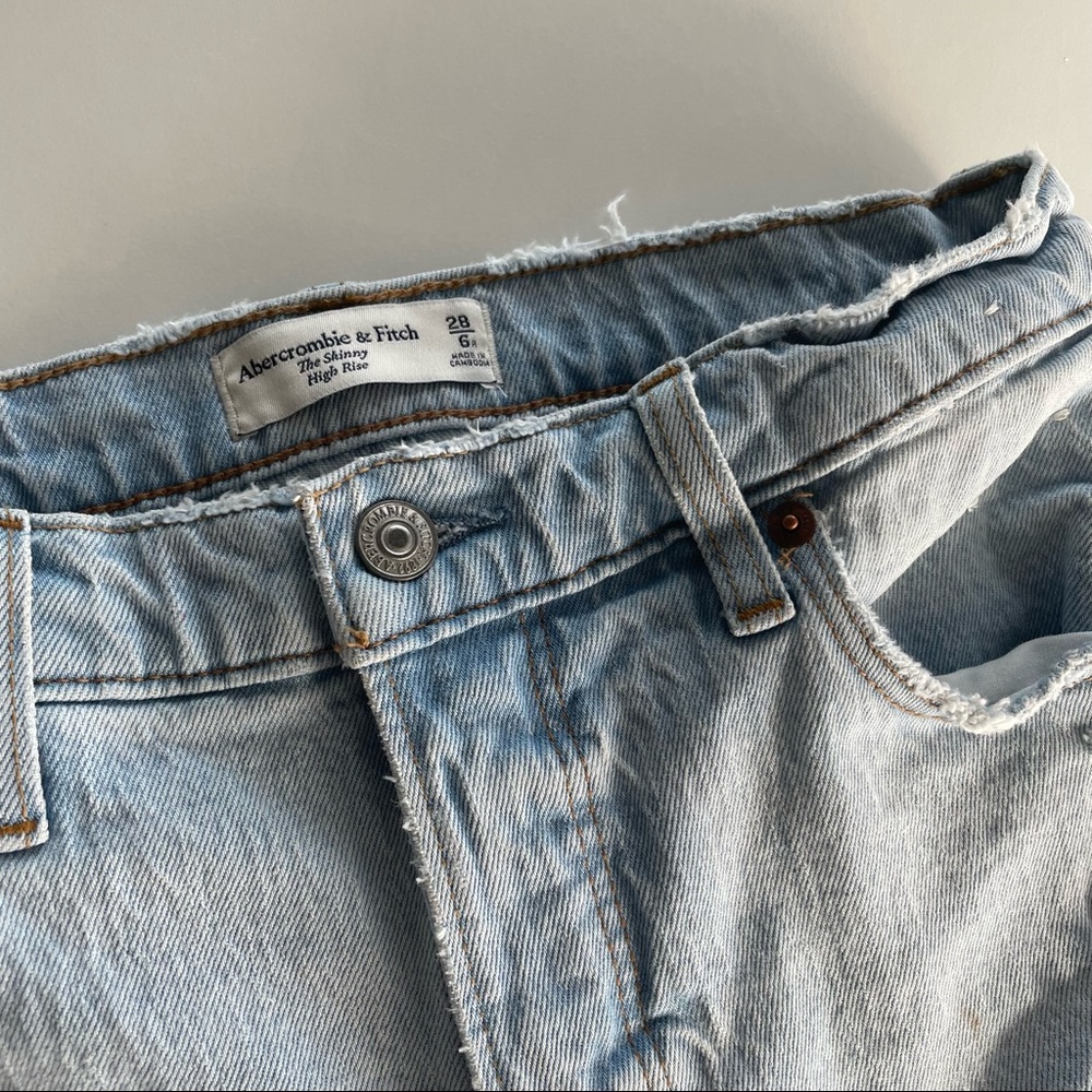 Abercrombie & Fitch High Rise Skinny Jeans. Size 28 or 6 regular.